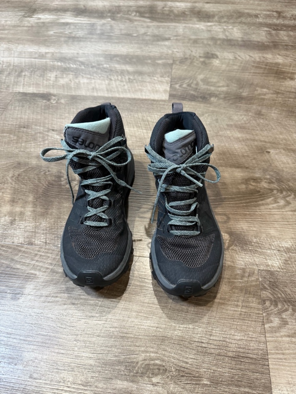 Salomon Women’s Outline GTX Mid Hiking Boots  Outdoor Trail Black Sz 7